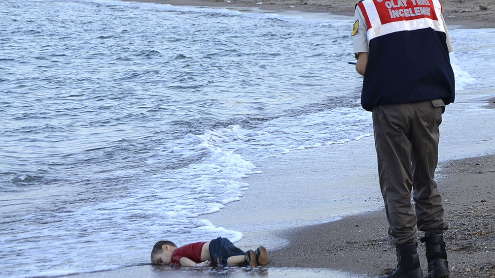 La dramática fotografía del cadáver de un chico sirio, de 3 años, que se había ahogado al viajar con su familia a la isla griega de Kos y flotaba en una playa turca, volvió a poner de manifiesto el grave problema de millones de refugiados. La dramática fotografía del cadáver de un chico sirio, de 3 años, que se había ahogado al viajar con su familia a la isla griega de Kos y flotaba en una playa turca, volvió a poner de manifiesto el grave problema de millones de refugiados.